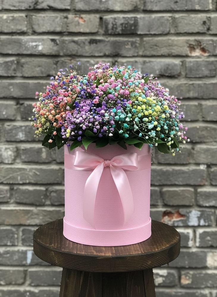 Цветочная композиция из Гипсофила и Розы в шляпной коробке в Солнечногорске
