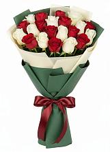 Букет Микс из красных и белых роз в Солнечногорске