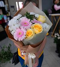 Букет цветов из:  Герберы, Розы и Хризантемы в Солнечногорске