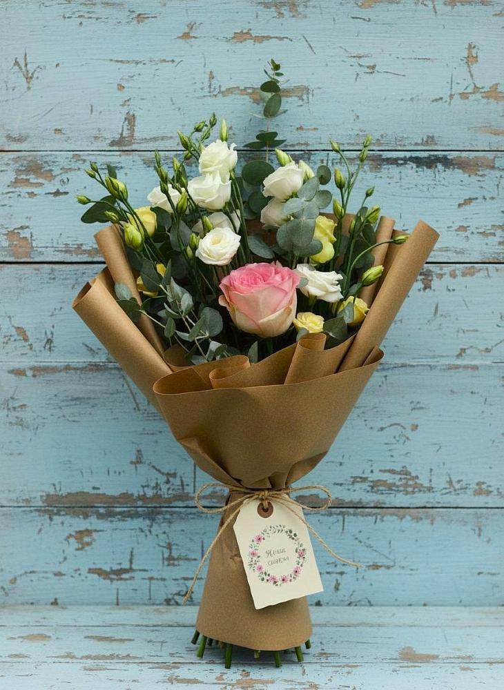 Букет цветов из: Розы и Лизиантусы в Солнечногорске