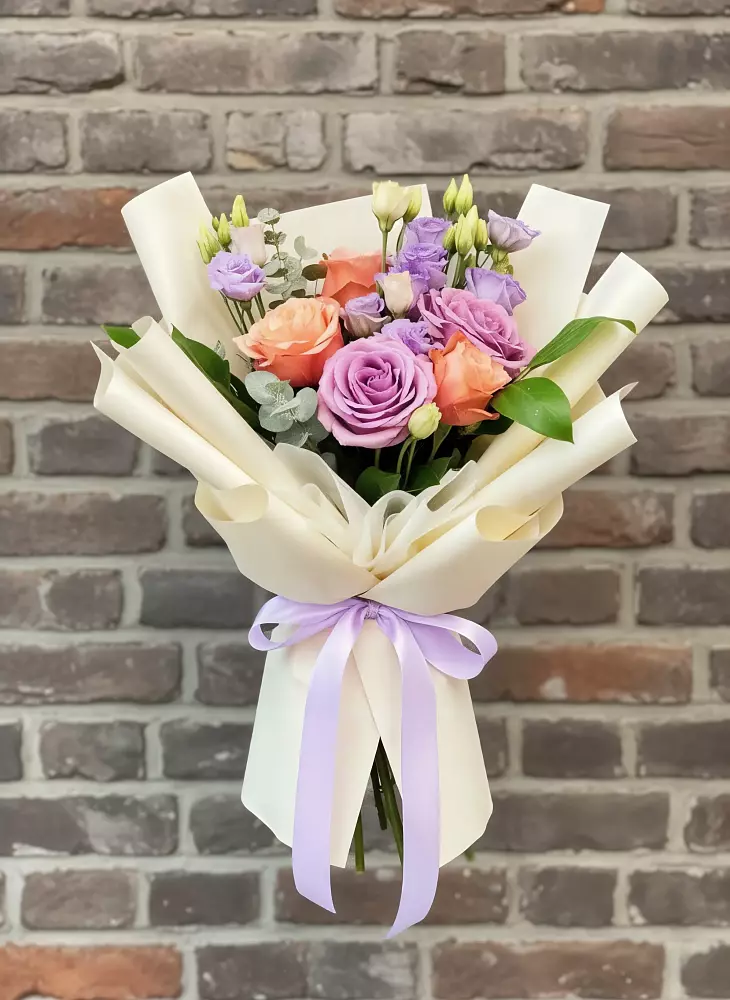 Букет цветов из: Лизиантусы и Розы в Солнечногорске