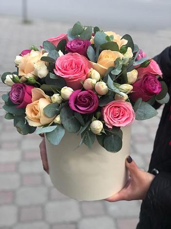 Цветочная композиция из Розы в шляпной коробке в Солнечногорске