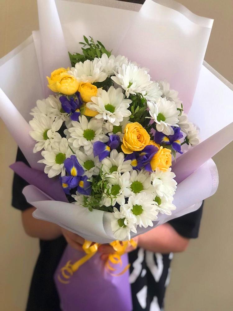 Букет цветов из: Ирисы, Хризантемы и Розы в Солнечногорске