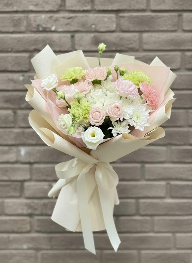 Букет цветов из: Гвоздики, Розы, Лизиантусы и Хризантемы в Солнечногорске