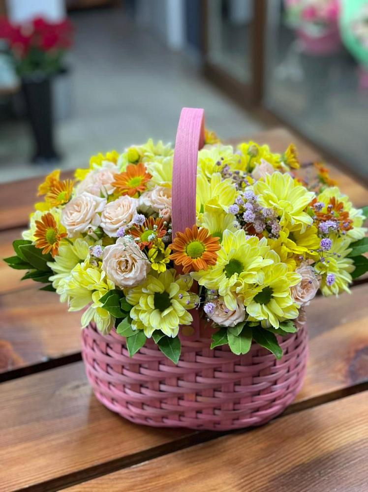 Цветочная композиция из Хризантемы и Розы в корзине в Солнечногорске
