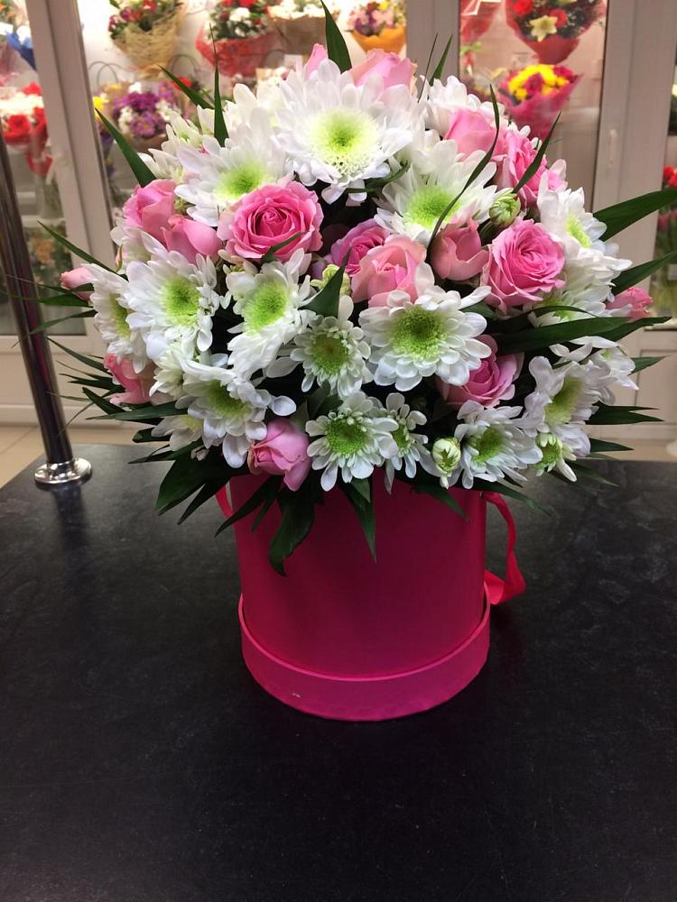 Цветочная композиция из Розы и Хризантемы в шляпной коробке в Солнечногорске