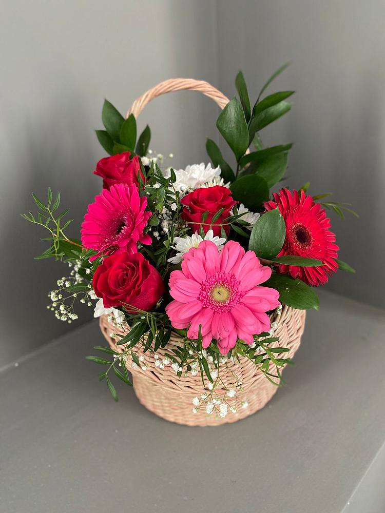 Цветочная композиция из Розы, Хризантемы и Герберы в корзине в Солнечногорске