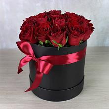 Цветочная композиция из Розы в шляпной коробке в Солнечногорске
