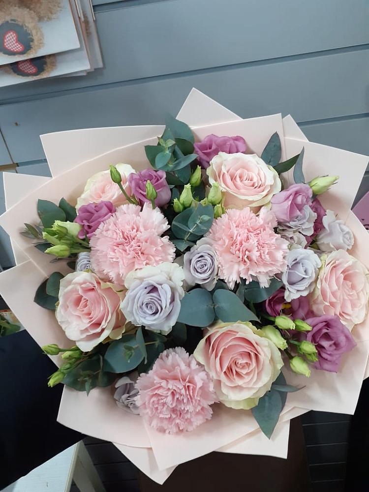 Букет цветов из: Розы, Гвоздики и Лизиантусы в Солнечногорске