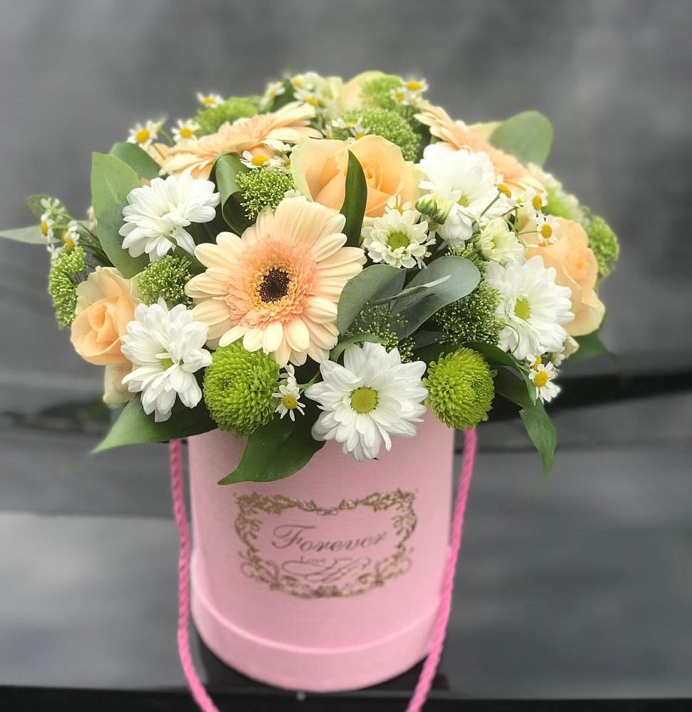 Цветочная композиция из Розы, Герберы и Хризантемы в шляпной коробке в Солнечногорске