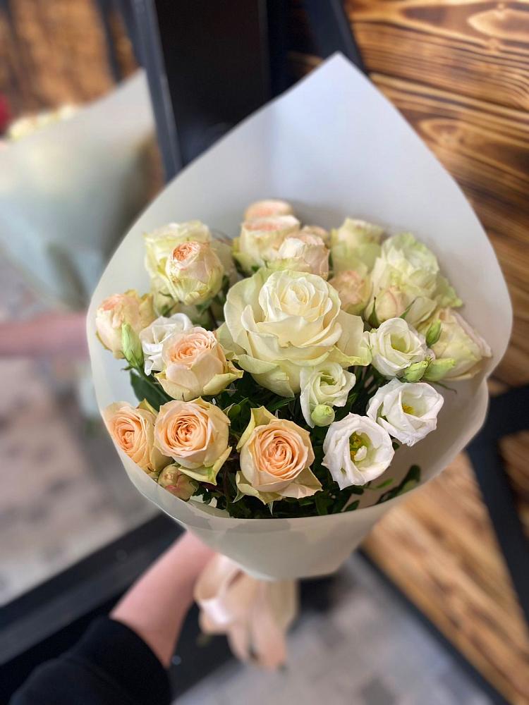 Букет цветов из: Розы и Лизиантусы в Солнечногорске